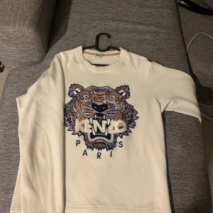 Kenzo tröja  - Kenzo tröja vit. Inte använd mycket. Skick 9.5/10