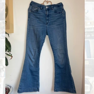 Flared jeans - Säljer dessa superbekväma och fina jeans pga att de inte passar mig. ✨  De är stretchmaterial. 