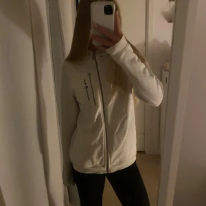 Sail Racing hoodie - En vit Sail Racing hoodie, utan några defekter. Texten och märket är mörkblått.