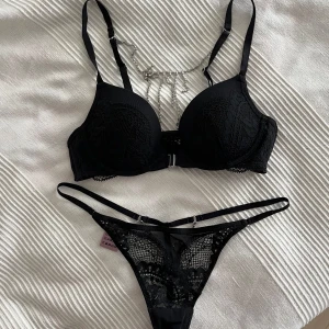 Fint underklädesset  - Fint underklädesset från Hunkemöller. Bh i storlek 70b och trosor storlek M. Knappt använd. Det finns kedjor med ”diamanter” på som man kan knäppa fast och ta av. Obs det har lossnat en liten bit till kedjan till bh:n