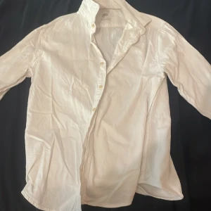 Skjorta - Det är en skjorta jag har använt ca en gång. Jag köpte den somras, den är liten för mig 