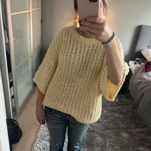 Gul stickad tshirt  - Jättesöt stickad tshirt. Storlek står inte, men skulle säga att den är M. Modellen på tröjan är oversized, supermysig att ha nu i vinter!💓💓 använd fåtal gånger, säljer eftersom jag har nästan en likadan