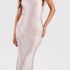 Rosa satin klänning - Säljer rosa satin klänning från boohoo. Har endast använt den en gång 