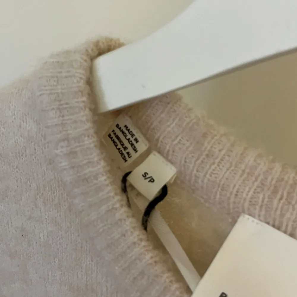 Superfin stickad tröja från Selected Femme, lite nopprig men inget som stör mig, pris kan diskuteras💕. Neuleet.
