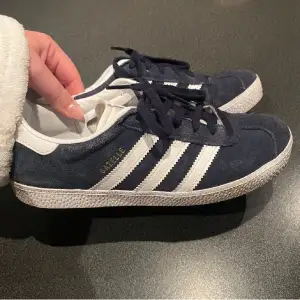 Super snygga adidas Gazelle i mörkblå, använda men i relativt fint skick! (Köpta för 1250kr)