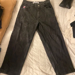 Big boy jeans med hål vid knäet - Storlek S 