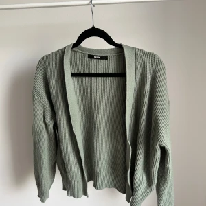 Stickad kofta  - Fint skicka kan ha lite nopprer vid ärmslutet.  