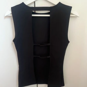 Topp Bikbok  - Jättefin topp från bikbok med öppen rygg strl S, använd en gång så nyskick. Nypris 399