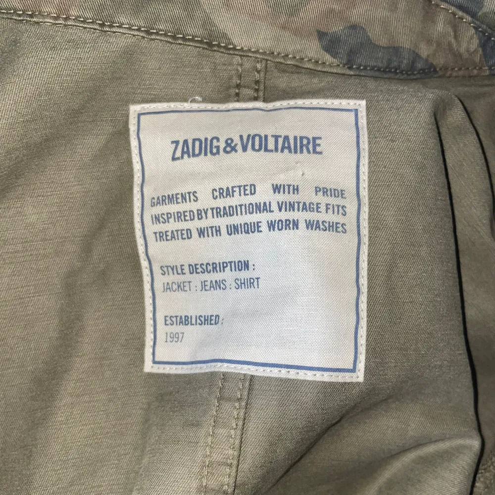 Tjena, säljer nu denna riktigt schyssta Zadig overshirten, Håller värmen riktigt bra! - Skick 10/10, helt ny - storlek M, personen på bild är 185 cm lång - Nypris: 3500kr. För mer info och bilder skicka ett meddelande!. Takit.