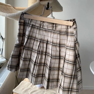 Rutig kjol - Rutig kjol. Lite nopprig därav pris!💃🏼