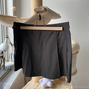 Veckad kjol - Grå veckad kjol