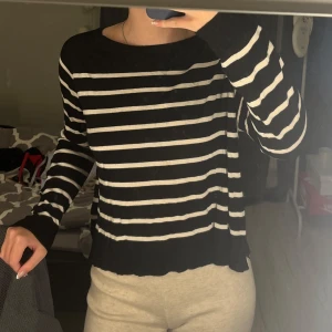 Tunn randig stickad tröja - Fin tunn stickad tröja från Zara i storlek M!