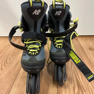 Rullskridskor för barn storlek 17-20,5 cm kan ändra storlek - Använd bara några gånger. Jätte fina och jätte coola. Man kan ändra storlek på rullskidor 17-20,5 cm