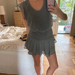 Klänning från Mango storlek S - Miniklänning med volng från Mango i storlek S. Isabel Marant liknandr. Superfint skick.