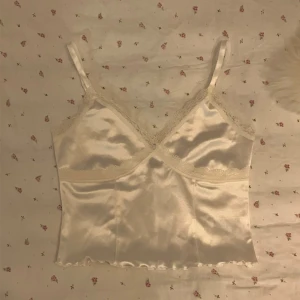 Satintopp - Så fin vit satintopp som ger ifrån sig ett snyggt skimmer 🤗 