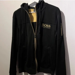 Gudlig Hugo boss hoodie - Köpte på Plick för 400kr men passade mig inte, vart i garderoben ett tag men nu på försäljning. Inga skador va jag har märkt.