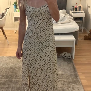 Långklänning  - Super fin och somrig klänning. Söt och i tunt tyg. 