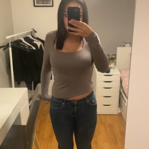 Brun tröja  - Säljer min bruna långärmade tröja från hm då den inte kommer till användning. Väl använd men inga defekter skriv om ni undrar ngt mer ❤️