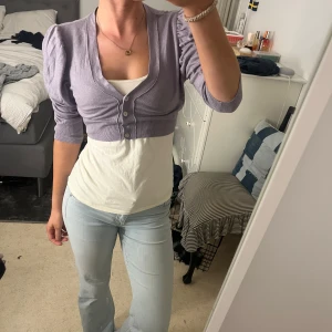 Lila topp, Vila clothes  - En super söt topp som passar jätte bra med ett linne under.💕 Super fin runt armarna och passar super bra under hela året. Storlek M men passar också S super bra.❤️