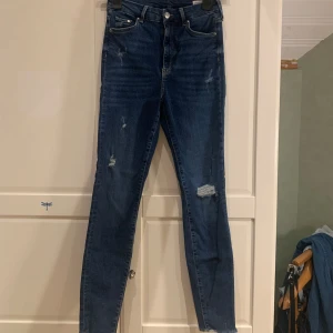 Jeans - Skinnyjeans med hål i storlek 36. Tror det är H&M jeans. Har fickor både fram och bak. Är i princip helt oanvända. 