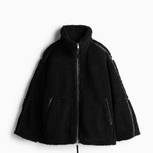 NY pilejacka / teddyjacka från HM - Ny med tags. Svart jacka i mjuk pile med kantband i ytbehandlad kvalitet. Jackan är i oversize samt fodrad. storlek XS. Passar även om du har S.