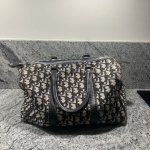 Dior bowling bag - Säljer nu min älskade dior väska, köpte väskan på vestiarie collectives för två år sedan. Väskan har några slitningar på kanterna, som går att se på dem sista bilderna, jag köpte väskan för 3500 och säljer den nu för 3000, skriv om du har frågor💓💓