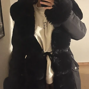 Vinterjacka  - En jätte varm o snygg vinterjacka, med päls innanför också så man är varm, pris kan även diskuteras, nypris Ca 4000 tusen 