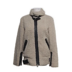 Teddyjacka - Säljer min teddyjacka (lite tjockare än en vanlig). Perfekt till hösten, köpt seconhand i nyskick därav använd 1 gång. (Inga defekter)