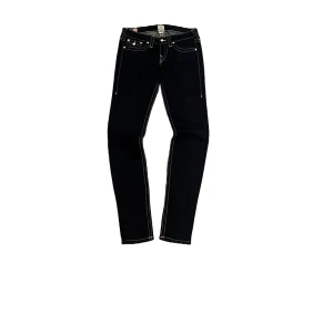 Lågmidjade True Religion Jeans - shooo! säljer ett par true religion jeans🙌 Lågmidjade, tyvärr skinny men om du vill ha ett projekt så kan man alltid sy dom bootcut😉 Size 28 och jätte bra skick, skriv till mig ifall du har frågor😍