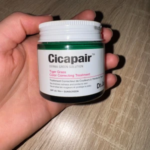 Dr. Jart+ Cicapair color correcting cream - 50ml, 95% kvar. Jämnar ut hudtonen och balanserar rodnad. Ger en fin och fräsch glow. Går att använda som sista steg i sin hudvård eller lättare täckande bas, lägg då två lager. Nypris 499.