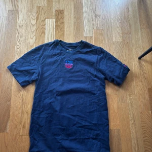 Barca t shirt - Snygg o skön t shirt med Barcelona logga.