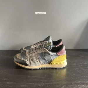 Valentino rockrunners - Riktigt feta rockrunners i väldigt bra skick. Storlek 41💫  Skriv dm om intresserad 