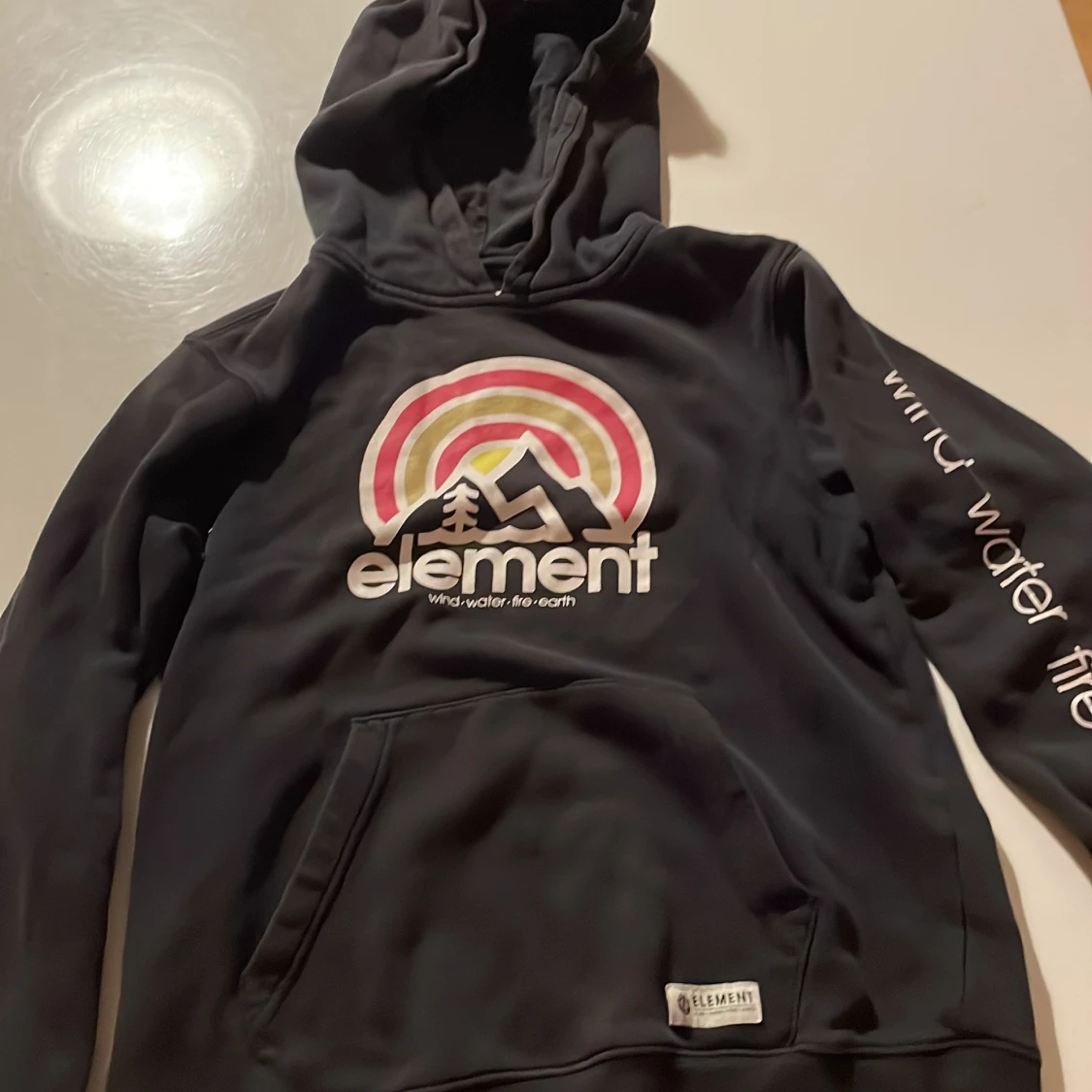 En Element hoodie med ett litet hål på ryggen