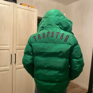 TRAPSTAR Jacka - Säljer min fina Trapstar jacka i storlek S. Den är äkta och i nästan oanvänt skick. Hör av dig om du har några frågor😀