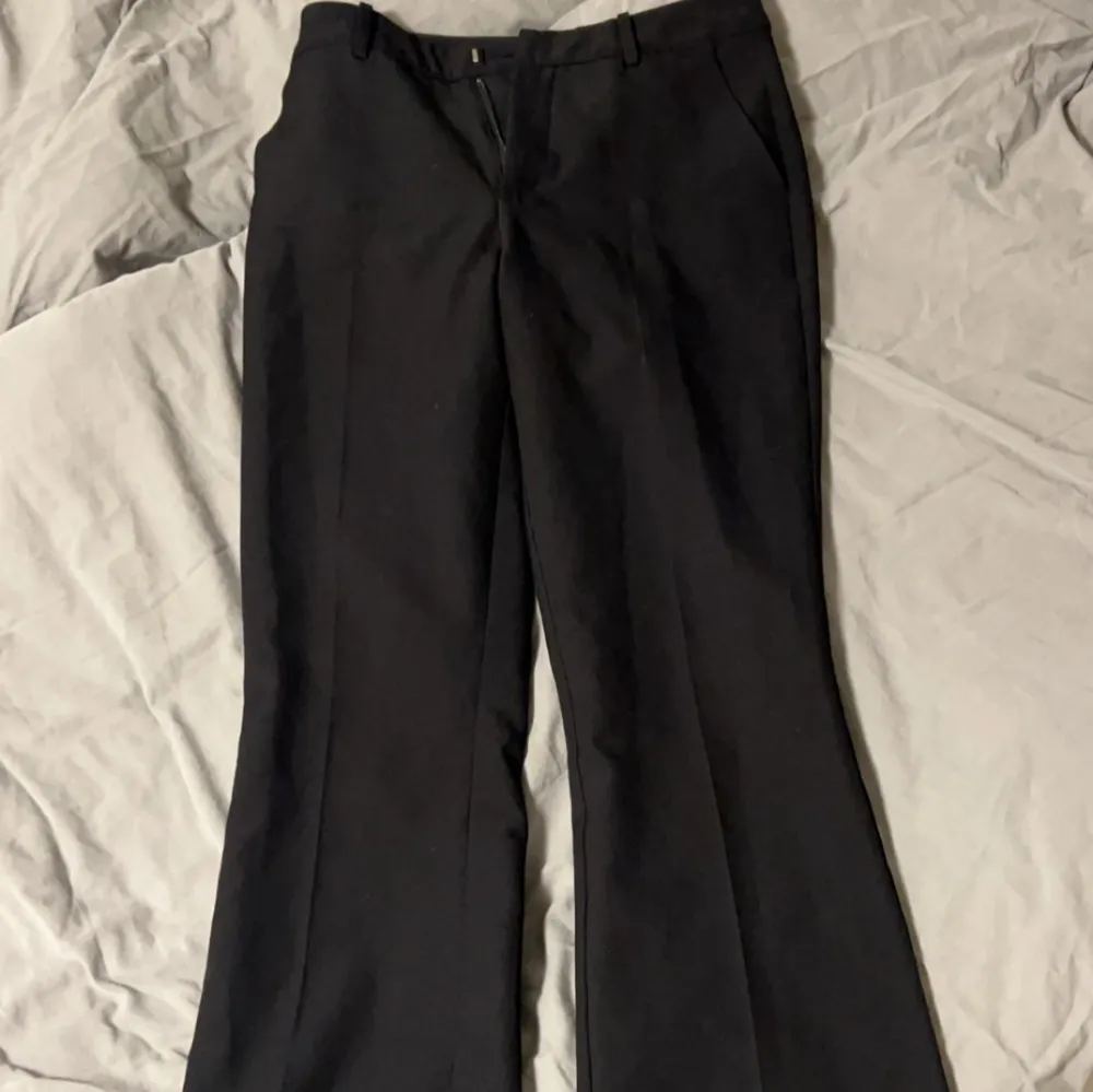 Lågmidjade kostymbyxor från bikbok. Jätte bra skick. Jag har aldrig använt dom då jag inte kan knäppa dom. Jeans & Byxor.