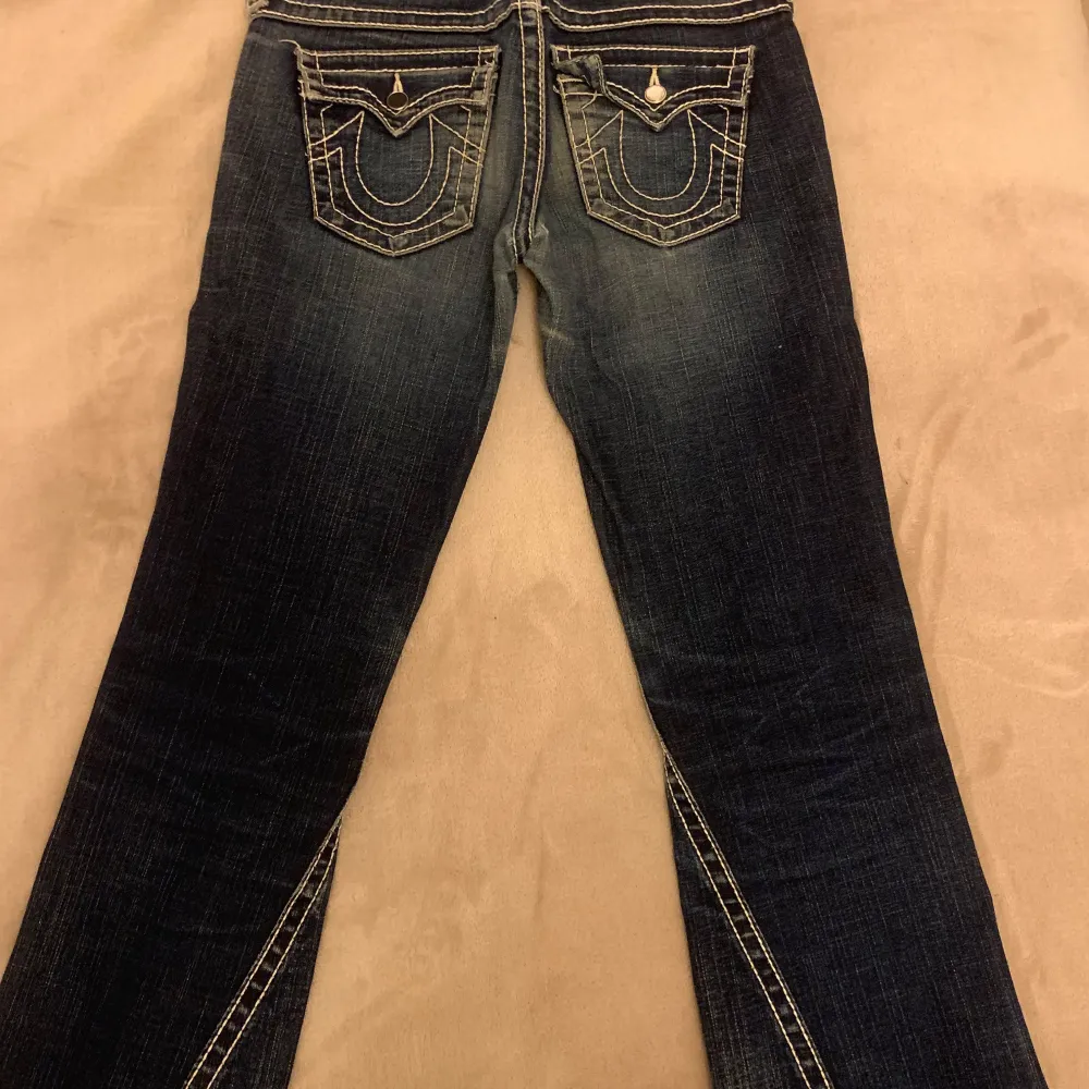 Jätte fina, true religion jag köpt på plick några veckor sedan. Har små skador som inte syns så jätte mycket💞 midjemått 39 cm rakt över🥰 köparen betalar för byxorna och frakten ❤️. Jeans & Byxor.