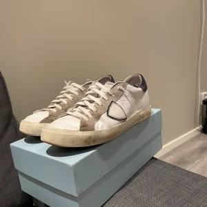 Philippe model - Säljer dessa philippe model för en billig peng. De behöver fräschas upp och jag orkar inte lägga tid på det men de kan fixas att bli snygga igen. Egentligen behövs de bara tvättas och limma sulan men det löser jag innan jag fraktar annars bra skick!