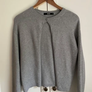 Bikbok Kofta - Super snygg one button cardigan, säljer då den inte kommer till användning. Passar XS och S. Mycket fint skick! 💖