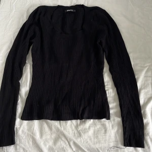 Gina tricot tröja - En svart gina tricot tröja i S. Använd några gånger. Kommer inte längre till användning. Litet hål längst ner på ena ärmen.
