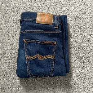 Nudie jeans - Tjena, säljer nu dessa feta Nudie jeans i mycket bra skick (9/10). Skriv vid minsta fundering eller fråga, pris kan diskuteras😊