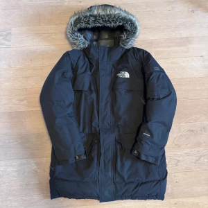 Vintage North Face parka jacka - Riktigt schysst och varm jacka. Säljer denna då den aldrig kommit till användning.  Nypris runt 10,000 Hör av dig vid minsta lilla fundering