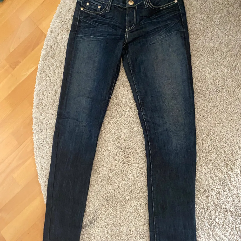 Gess by manciano jeans storlek 27 Nästan aldrig använd så i nyskick.. Jeans & Byxor.