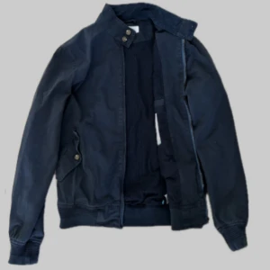 Esprit jacka - Tja, säljer denna extremt snygga jacka från märket Esprit. Unik och fräsch. Jackan är i storlek S och modellen på bilden är 180 och väger 64kg. Passar någon som är ca 175-180 beroende på vikt. Priset är ej hugget i sten så kom med bud⭐️