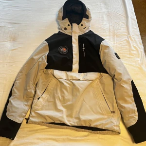 Sail racing - Fin och varm vinter jacka har lite fläckar men inget man märker av. 