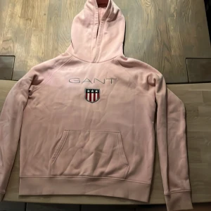 Gant hoodie strl 176 - Strl 176, använt skick, finns tyvär några svaga fläckar inget som syns om man inte tittar noggrant, säljer pga jag var växt ur den