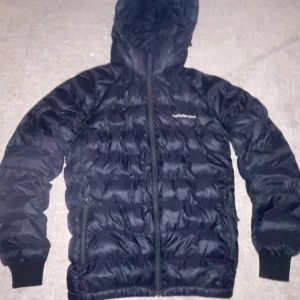 Peak performance jacka - Tjo säljer denna feta peak performance jackan i storlek 170. Köpt för ett år sedan på peakperformance butiken i Göteborg  använt den 1 vinter jätte skön å varm perfekt till vintern, inga defekter hör av er vid frågor nypris 2800.