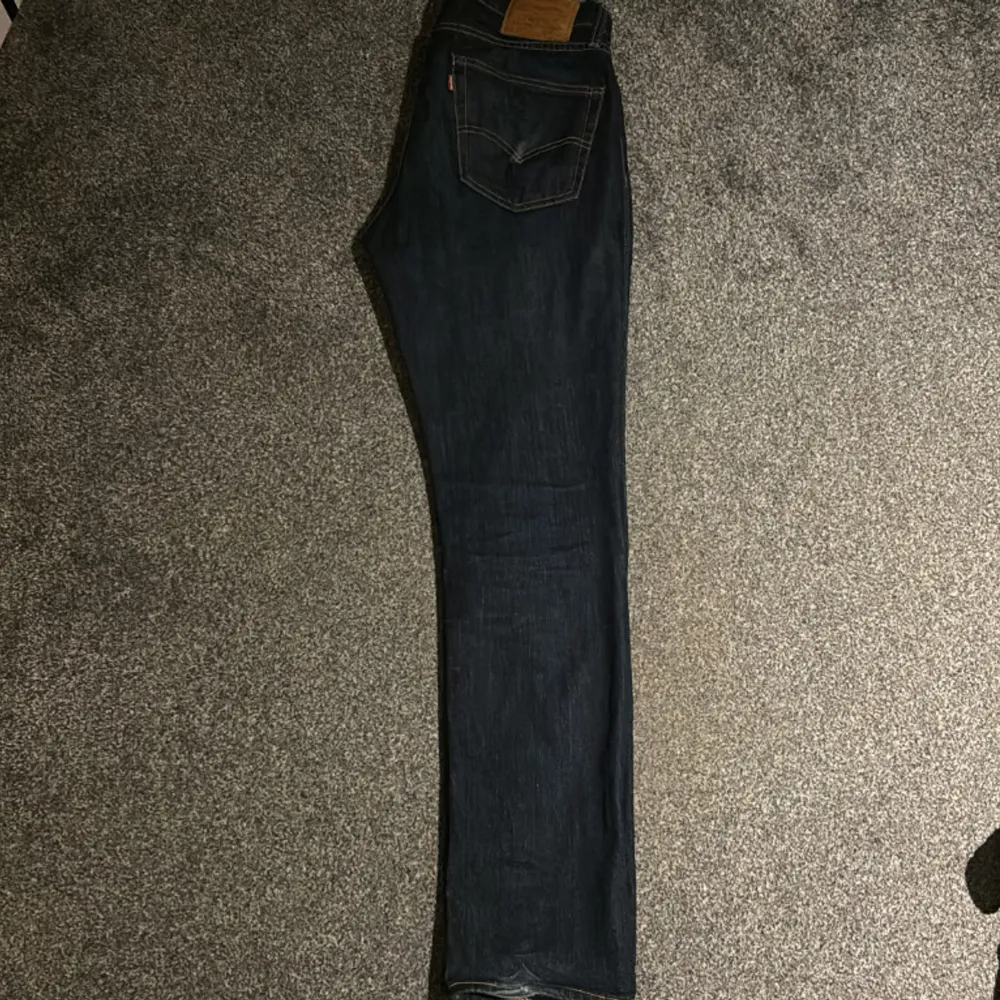 Tja säljer nu mina Levis jeans då jag inte andvänder dom. Storleken är 32/32 och är nästintill oanvända! Här av dig vid funderingar . Jeans & Byxor.