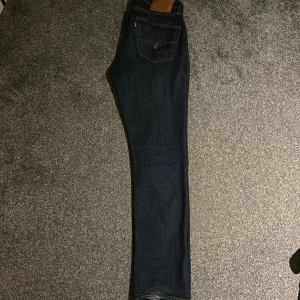 Levis 511 - Tja säljer nu mina Levis jeans då jag inte andvänder dom. Storleken är 32/32 och är nästintill oanvända! Här av dig vid funderingar 