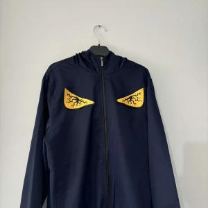 Fendi kofta - En jättefräsch Fendi kofta som ligger i utmärkt skick. Koftan har bara legat i garderoben för det mesta och inte används som mycket. Pris kan diskuteras vid snabbaffär 