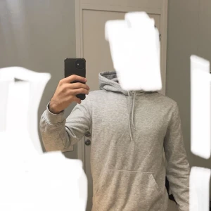 Hoodie storlek S 150kr - Jag var på toan hehe… Stilren hoodie storlek S för 150kr